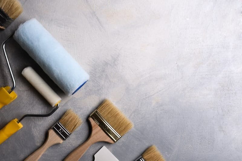 painting-tools-on-a-gray-wall