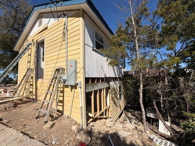 Yellow house siding installation